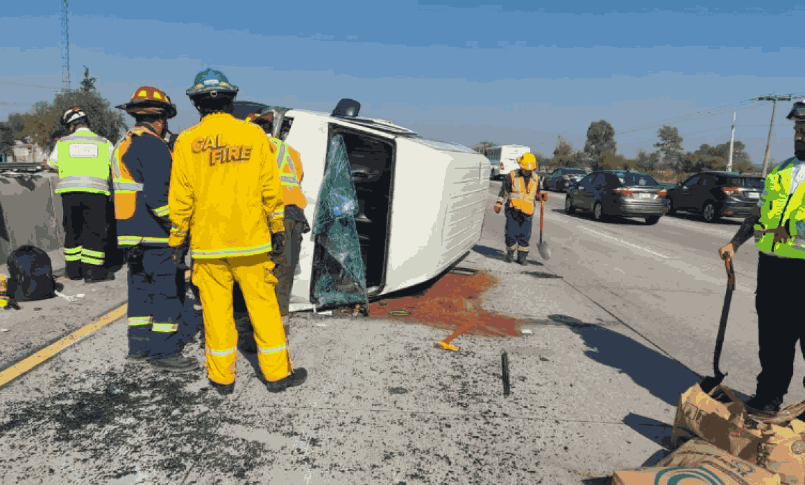Lee más sobre el artículo Volcó camioneta de personal en la autopista 57, Pedro Escobedo