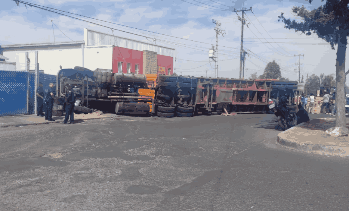 Lee más sobre el artículo Tráiler volcó al interior del parque industrial Bernardo Quintana