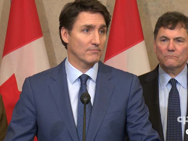 Responde Canadá a guerra comercial de Trump con aranceles de 25% a EU
