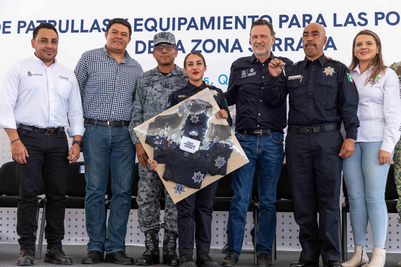 Lee más sobre el artículo Entrega Mauricio Kuri patrullas y equipamiento a policías de la Sierra Gorda