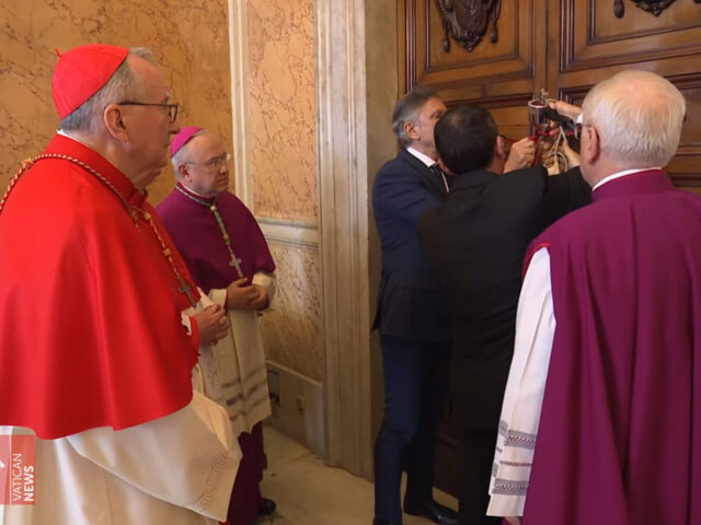 Sellan apartamentos del Papa; este martes se decide fecha del funeral.