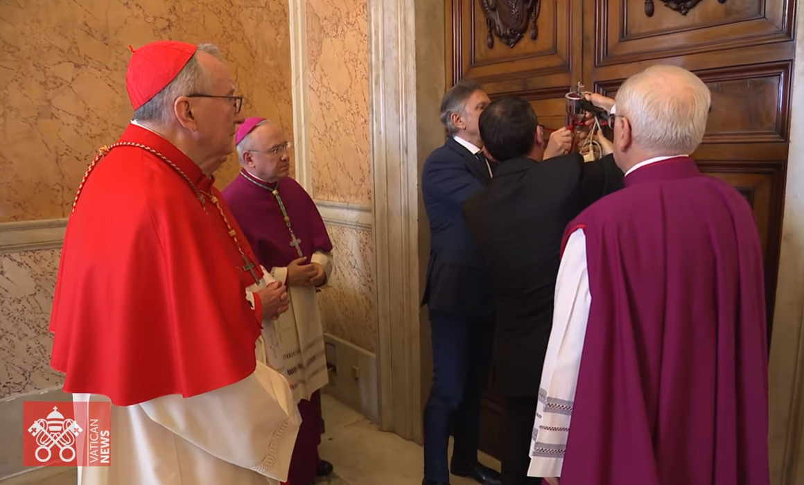 Lee más sobre el artículo Sellan apartamentos del Papa; este martes se decide fecha del funeral.
