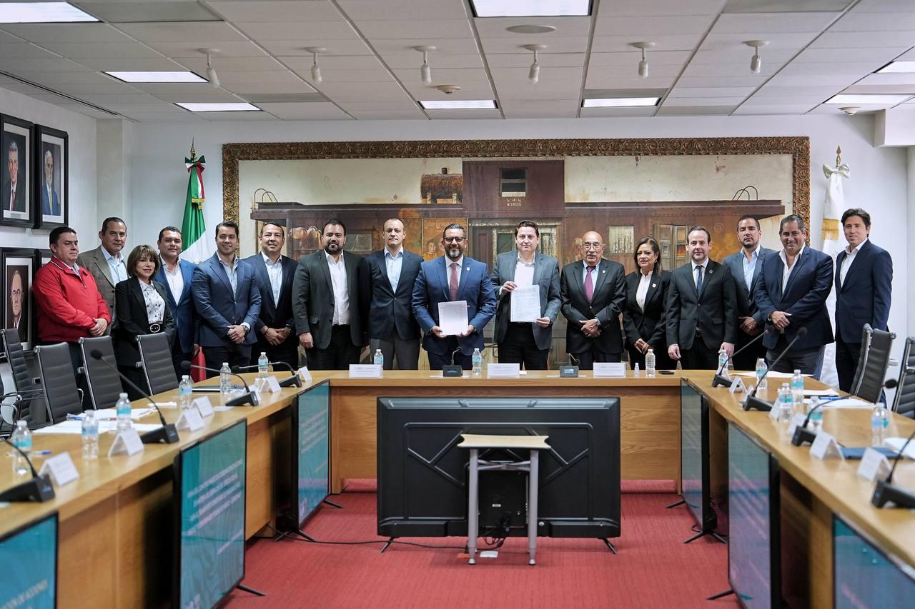 Lee más sobre el artículo Firma Felifer Macías Convenio Tren México Querétaro.