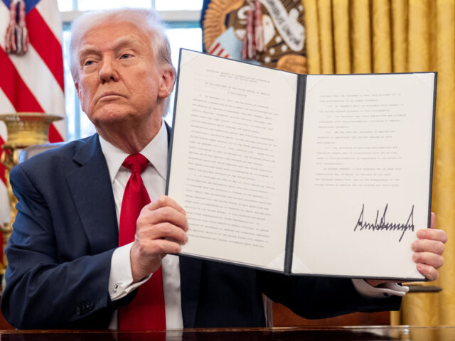 Firma Trump orden ejecutiva para autodeportación