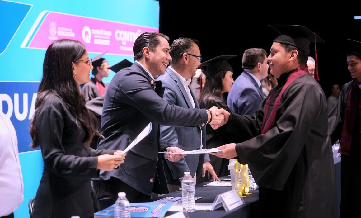 Lee más sobre el artículo Encabeza Felifer graduación de 480 estudiantes del Cobaq Plantel 13