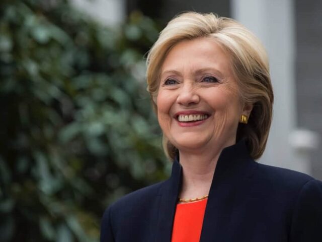 Llama Hillary Clinton a protestar contra Trump el día de su cumpleaños