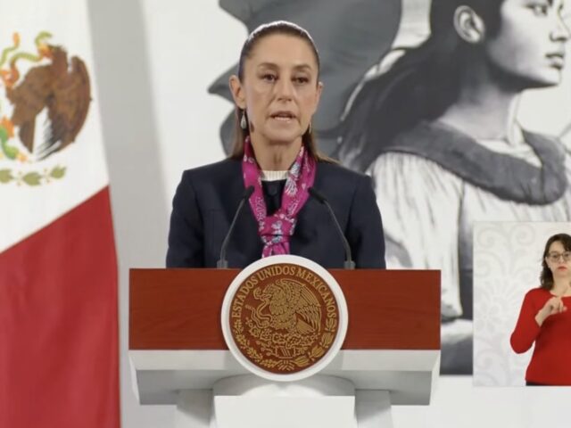 Firma Sheinbaum decreto para reducir edad de jubilación de maestros