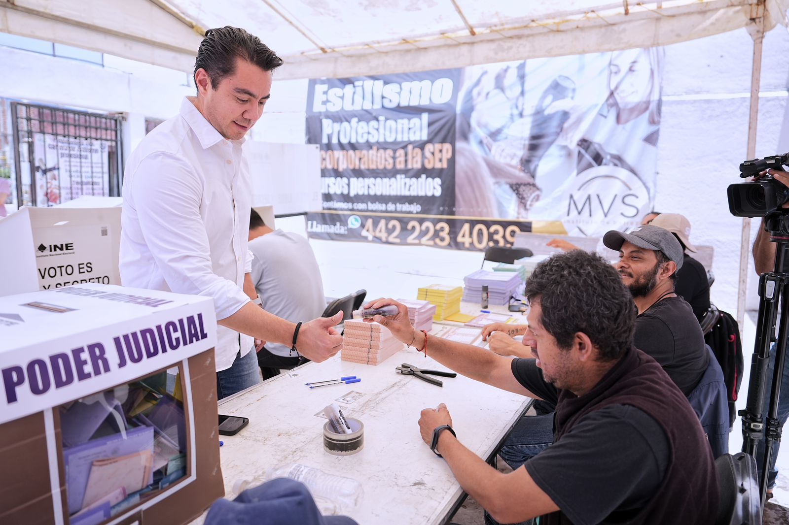 Lee más sobre el artículo Asiste Felifer Macías a ejercer su derecho a votar