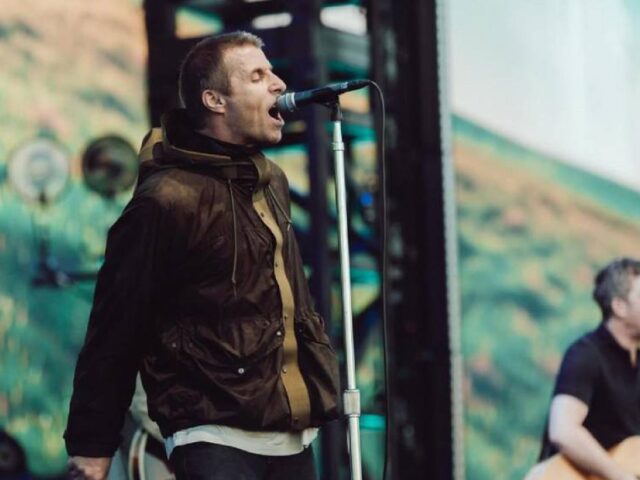Se burla Oasis de la kiss cam tras escándalo viral en show de Coldplay