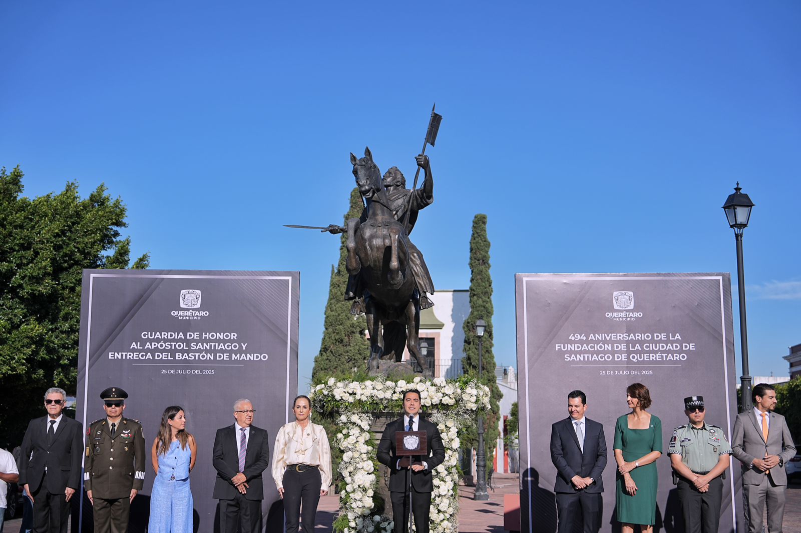 Lee más sobre el artículo Encabeza Felifer Macías Guardia de Honor al Apóstol Santiago en el 494 aniversario de la fundación de Querétaro