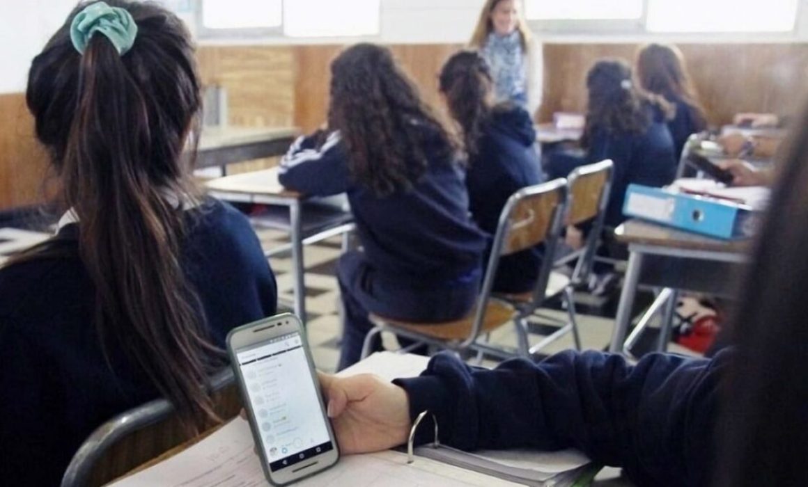 Analizan 7 estados restringir, como en Querétaro, uso de celular en las escuelas: Educación