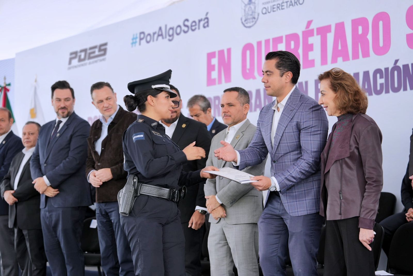 Lee más sobre el artículo Asiste Felifer Macías a la entrega de constancias del curso «ATENA»