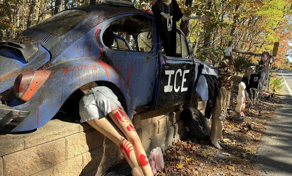 Genera polémica decoración de Halloween con temática del ICE en NJ