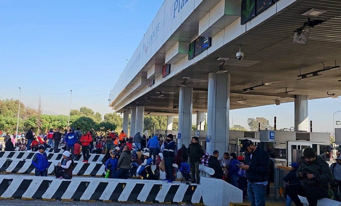 Advierte CNTE que tomará más casetas si no atienden sus demandas