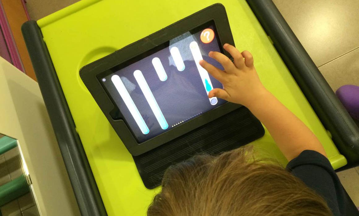 Niños cada vez más pequeños están expuestos a pantallas