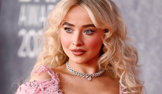 Denuncia Sabrina Carpenter uso de su música en video de redadas del ICE