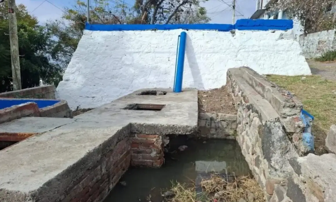 Lee más sobre el artículo Vecinos de Bolaños alertan riesgo sanitario por tanque de agua abandonado