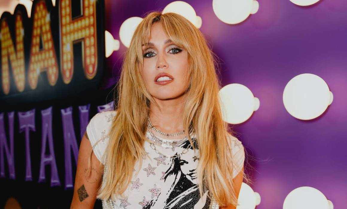 Lee más sobre el artículo Rinde Miley Cyrus homenaje a Hannah Montana en documental de Disney+