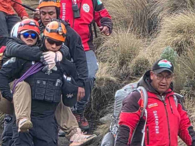 Rescata Policía de Alta Montaña a mujer herida en el Iztaccíhuatl