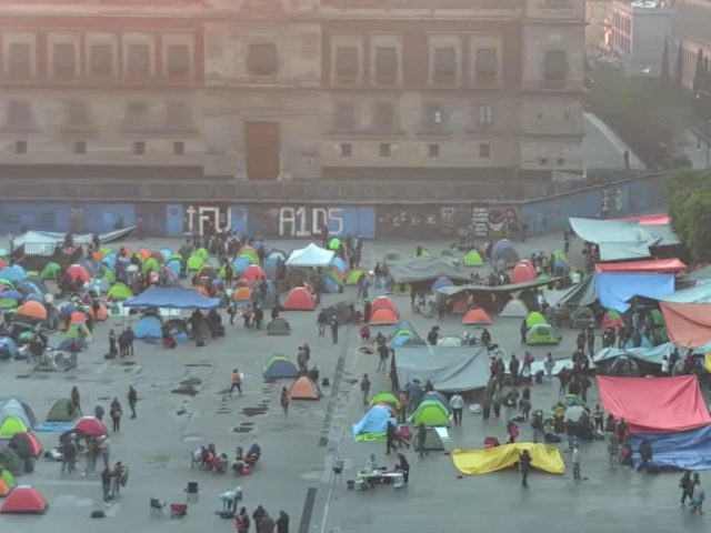 Adelanta CNTE plantón en el Zócalo