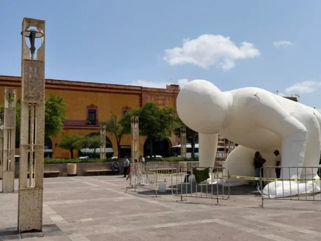 Esculturas gigantes invaden el Centro Histórico con la exposición Humanoides