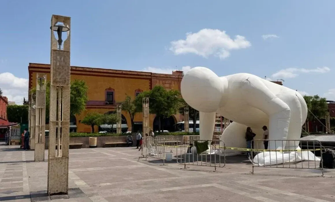 Lee más sobre el artículo Esculturas gigantes invaden el Centro Histórico con la exposición Humanoides