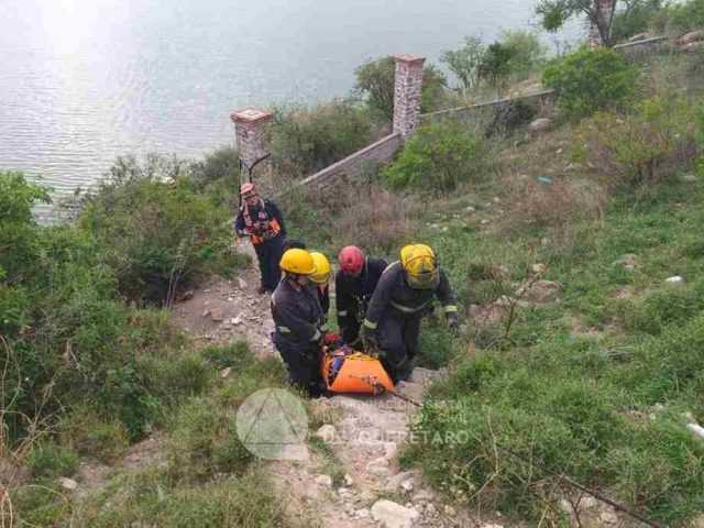 Rescatan a hombre que cayó a la presa de Santa Catarina