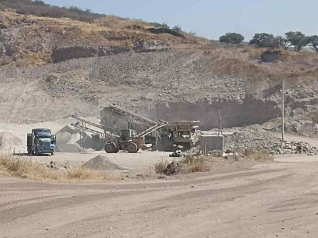 Clausuran bancos de materiales irregulares en Querétaro