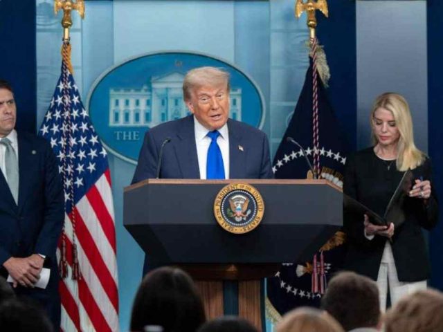 Solicita Trump libertad de 8 presas en Irán antes de dialogar