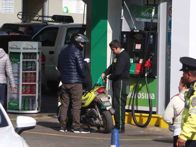 México mantiene tope a gasolina en 24 pesos y pactan rebaja en el diésel.