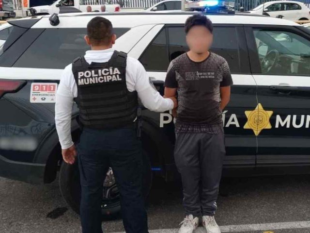 Detienen a conductor por portar doble placa en Centro Sur
