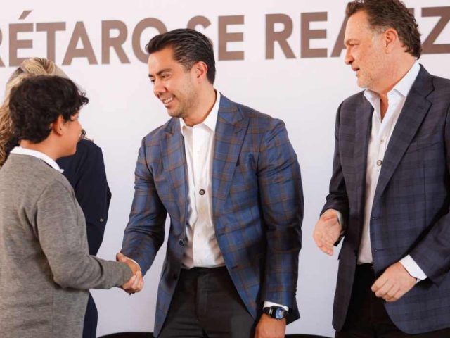 Felifer Macías entrega obra deportiva en primaria de Sauce