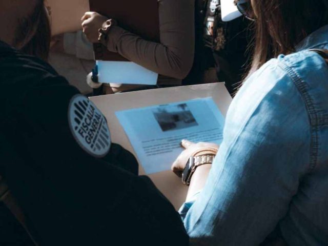 Catean papelería en San Juan del Río por documentos falsos; hay detenidos