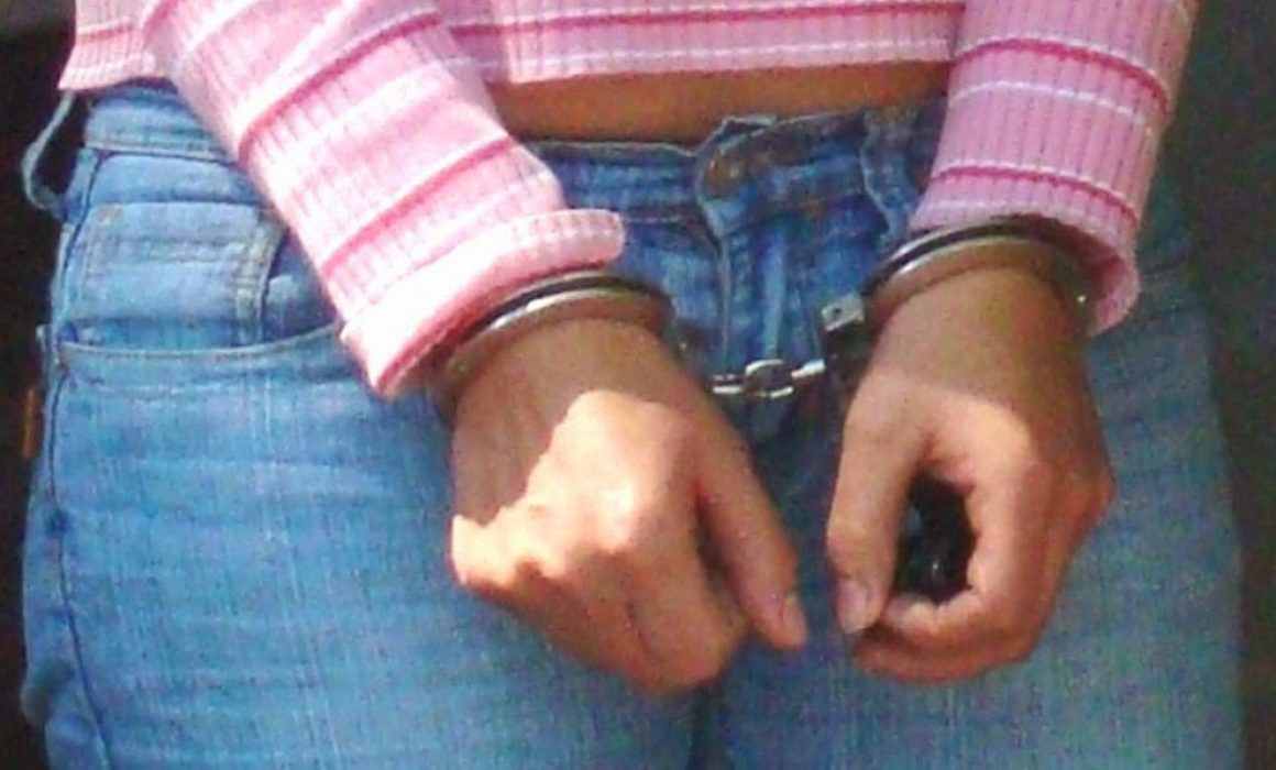 Lee más sobre el artículo Cae mujer con camioneta robada tras intento de fuga