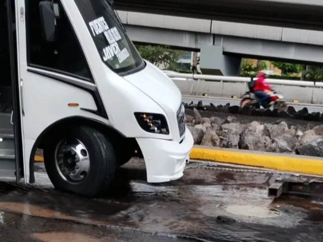 Falla en red de agua potable provocó socavón en Querétaro