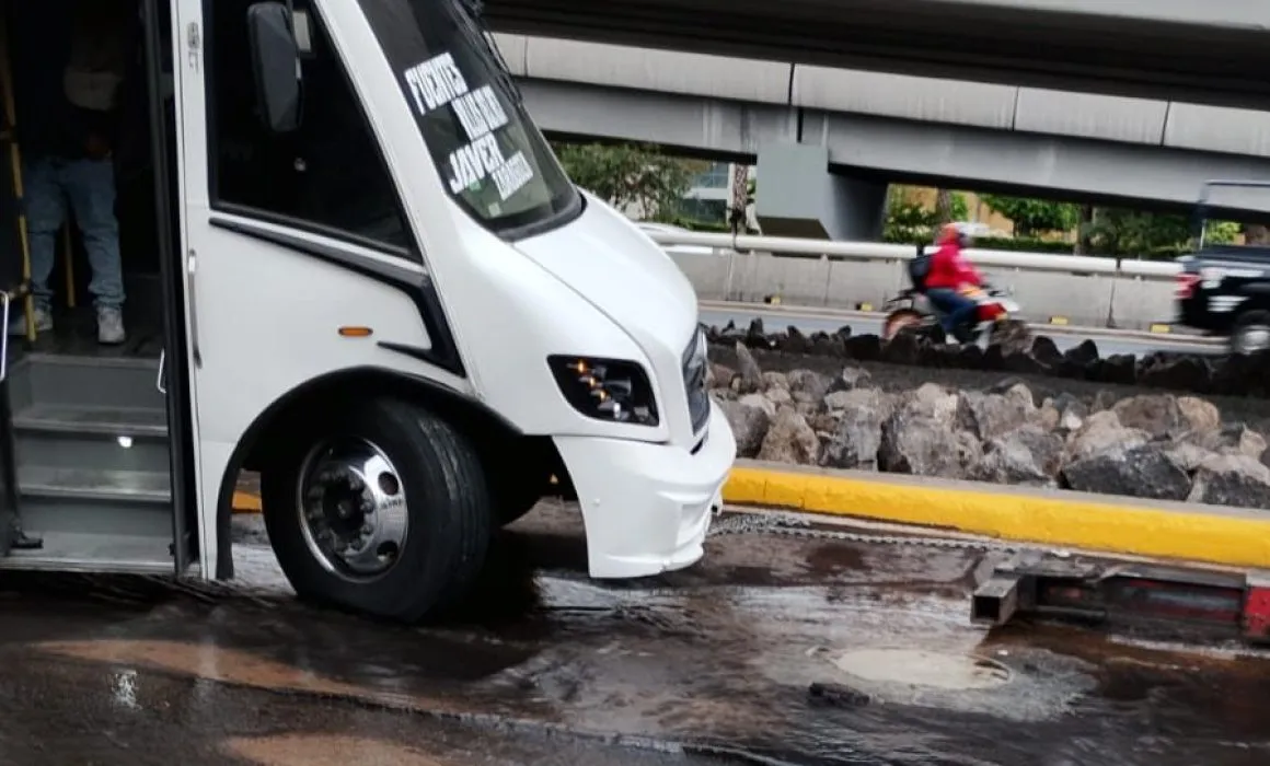 Lee más sobre el artículo Falla en red de agua potable provocó socavón en Querétaro