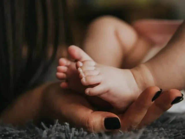 Lideran madres latinas natalidad en EU y superan a estadounidenses
