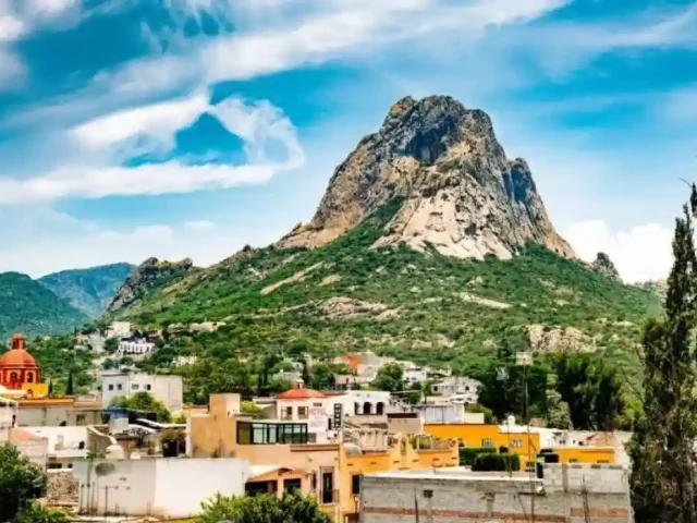 Rechazan instalación de un desarrollo inmobiliario en las faldas de la Peña de Bernal