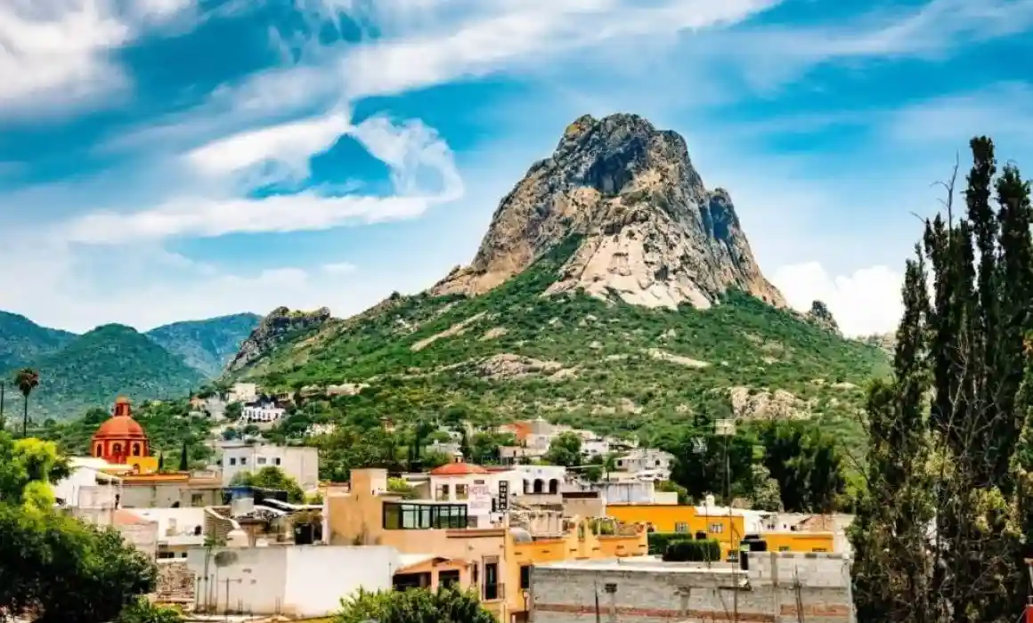 Lee más sobre el artículo Rechazan instalación de un desarrollo inmobiliario en las faldas de la Peña de Bernal