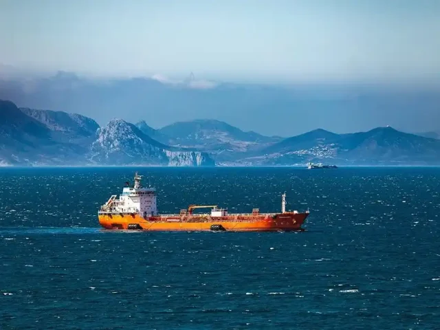 Continúa tráfico marítimo en Ormuz pese a reciente ataque a barco