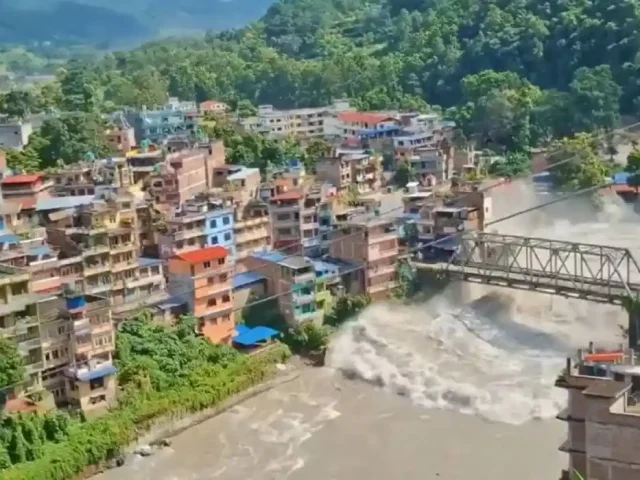 Asciende a 157 la cifra de muertos tras las inundaciones en el Himalaya