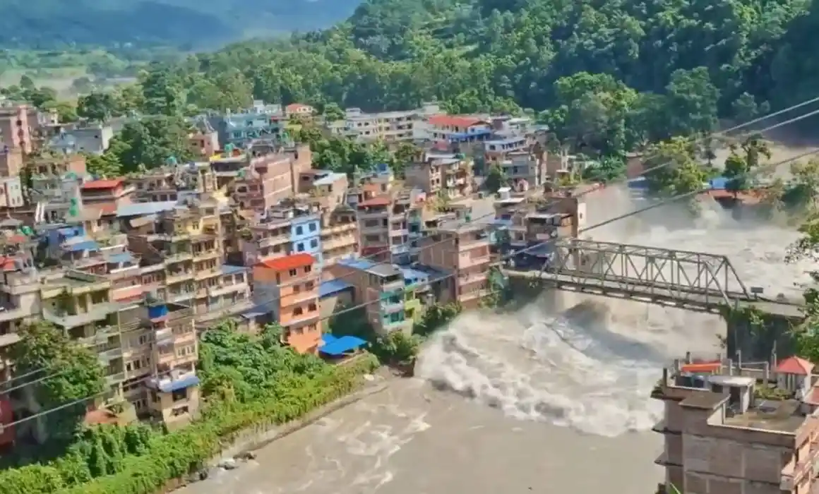 Lee más sobre el artículo Asciende a 157 la cifra de muertos tras las inundaciones en el Himalaya