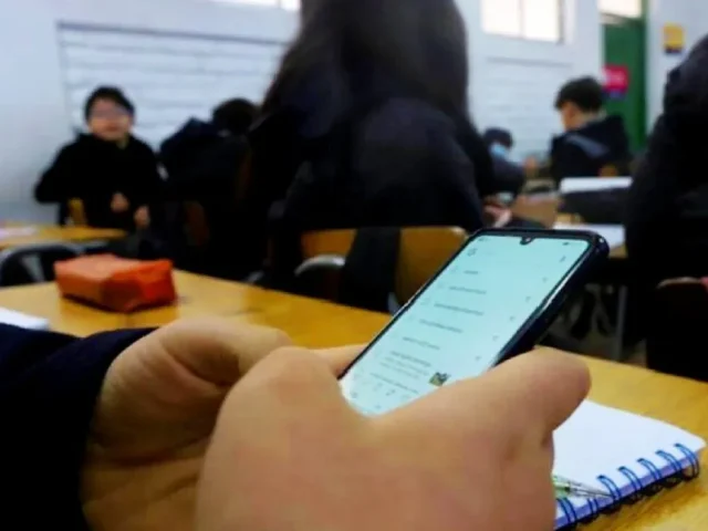 El 3 de noviembre entra en vigor regulación de celulares: SEP