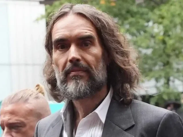 Enfrenta Russell Brand 7 cargos por delitos sexuales en Londres