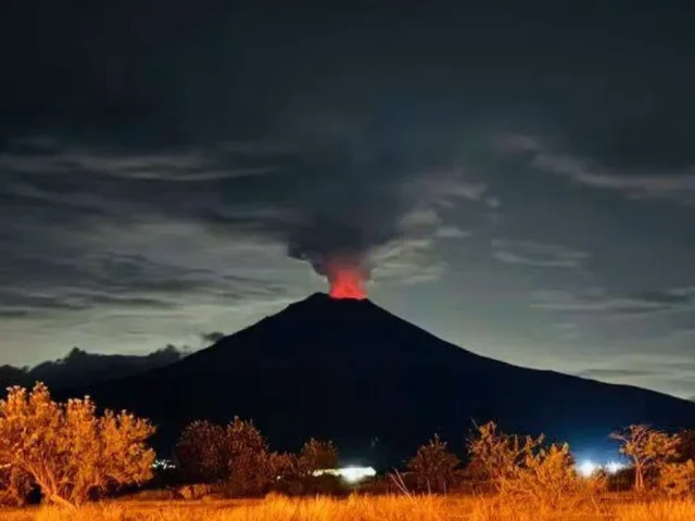 Expulsa el Popocatépetl ceniza y material incandescente