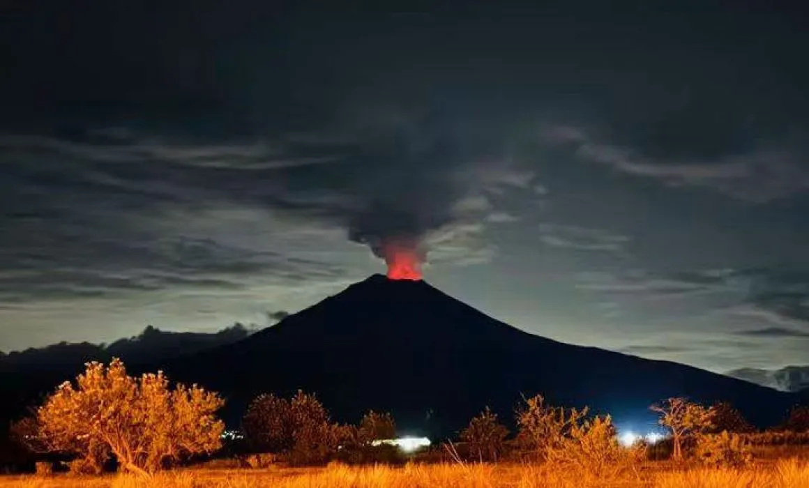 Lee más sobre el artículo Expulsa el Popocatépetl ceniza y material incandescente