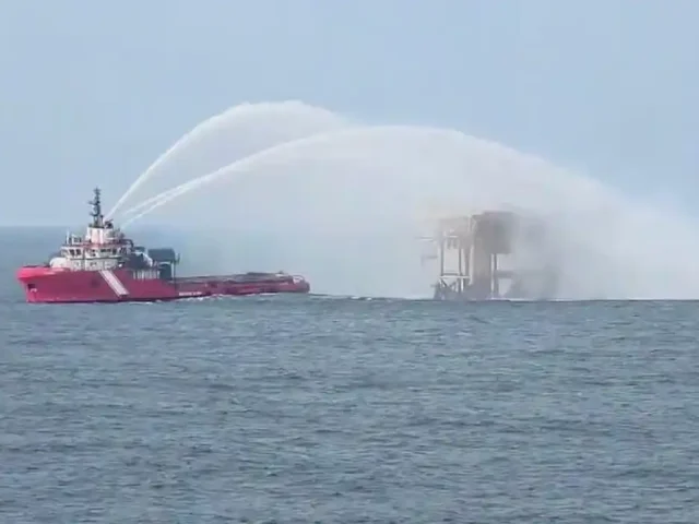 Investiga Pemex las causas de un incendio en plataforma petrolera