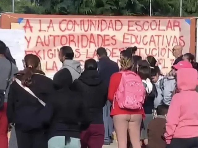Padres exigen destitución de directora de primaria en La Pradera
