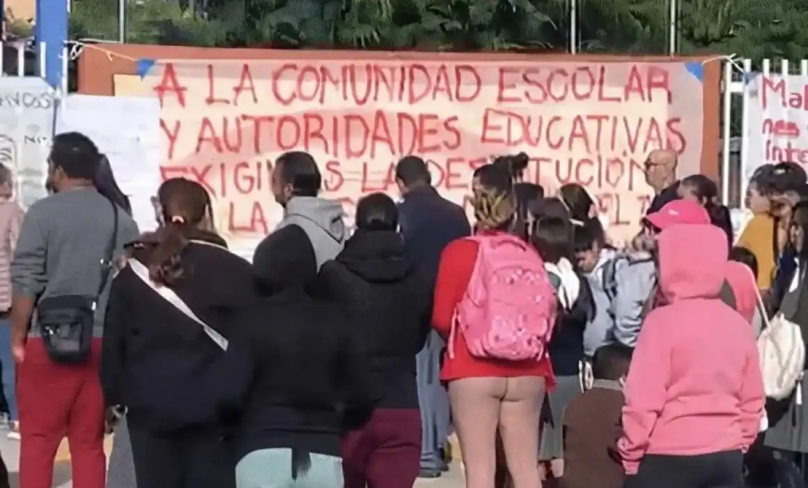 Lee más sobre el artículo Padres exigen destitución de directora de primaria en La Pradera