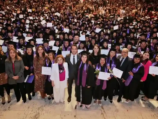 Felifer Macías reconoce a 451 graduadas de la Universidad de las Mujeres